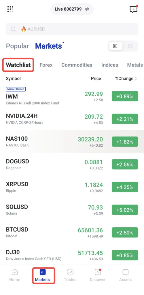 Onglet Marchés d'une application de trading mobile affichant une liste d'actifs avec les prix actuels et des variations en pourcentage en vert ; la navigation du bas met en évidence Marchés.