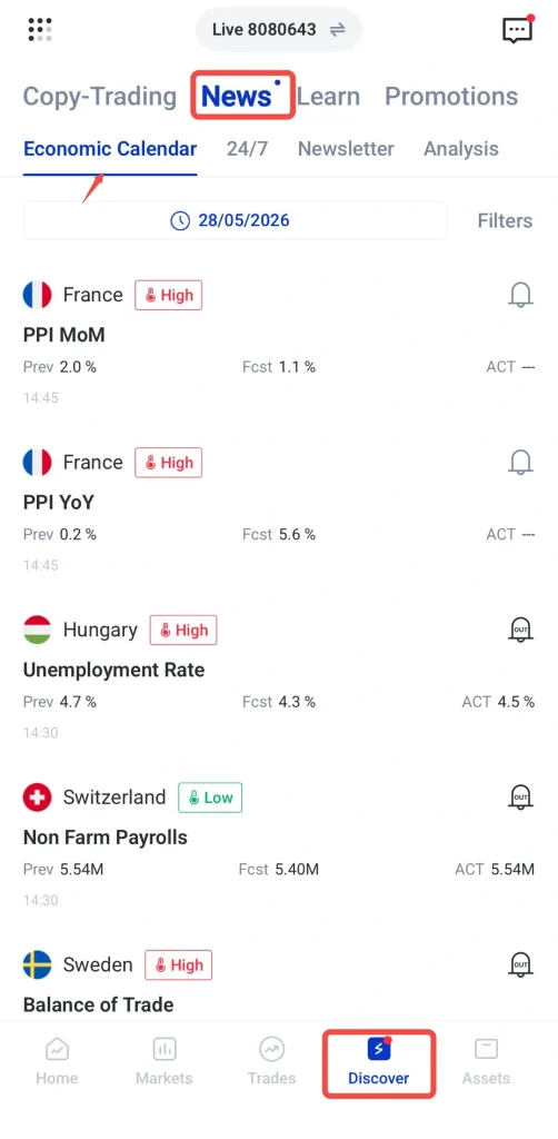 Interface do aplicativo para celular mostrando a aba Notícias destacada e a aba Calendário Econômico selecionada, com Descobrir destacado na barra de navegação inferior.